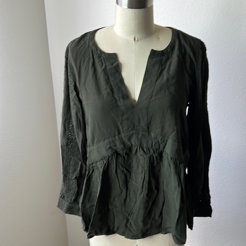 LOFT vneck eyelet sleeve